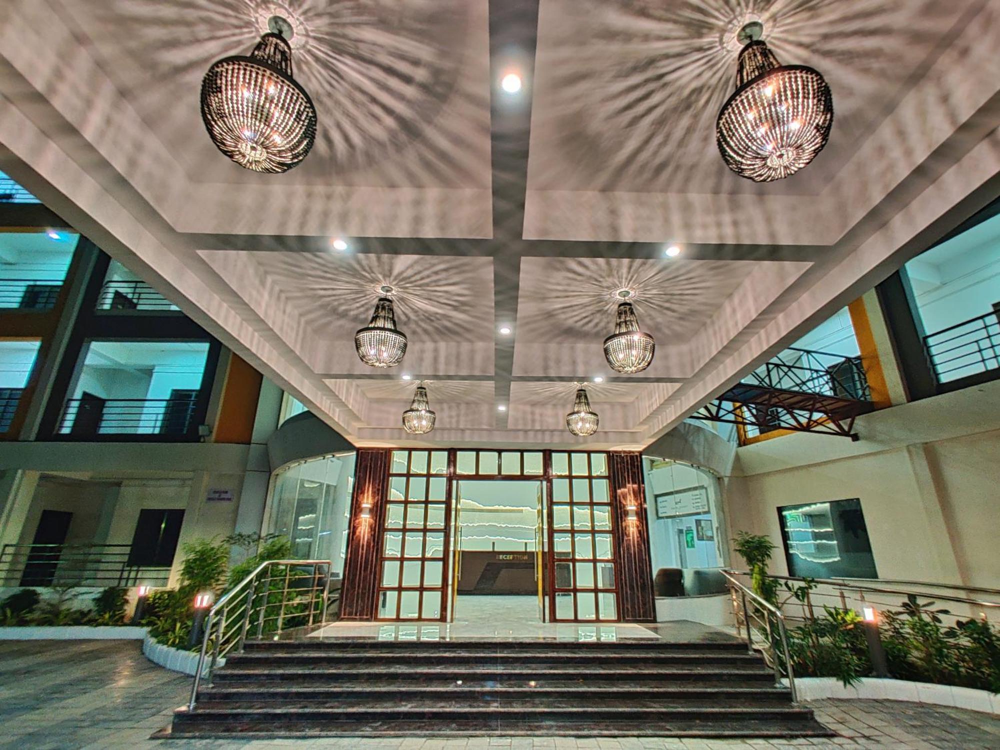 Golden Chariot Hotel Daman Eksteriør bilde